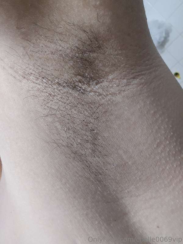 Hairy pussy and armpits 👀 I haven't shaven either in over 4 .. 5