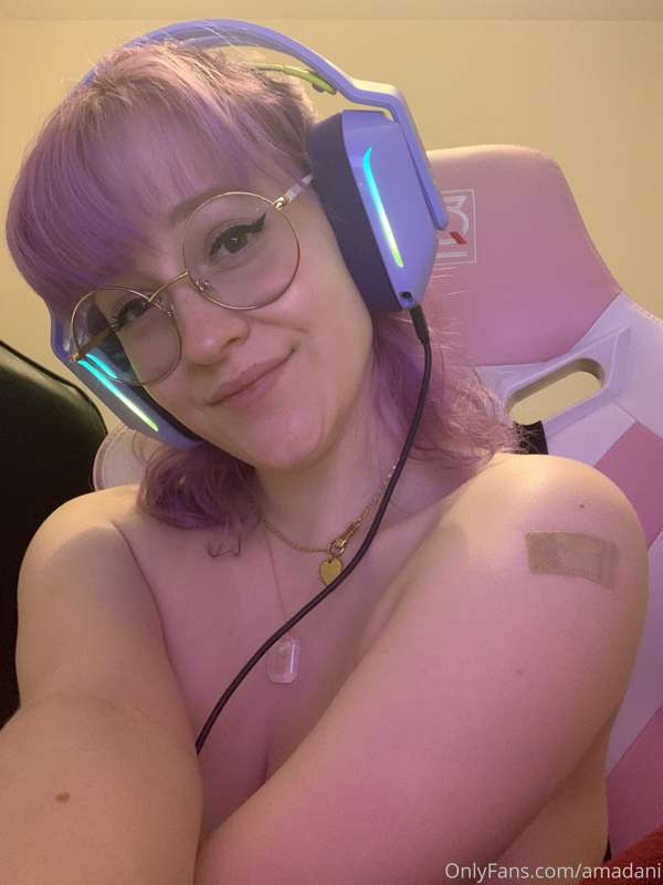 Hot girls get vaxxxed