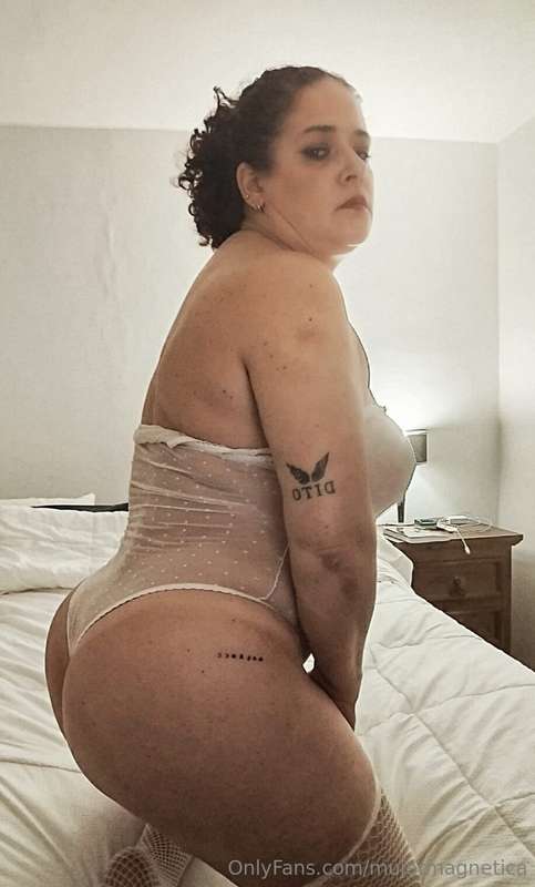 This ass loves to be admired... but it loves to be used. 😈💋 .. 2