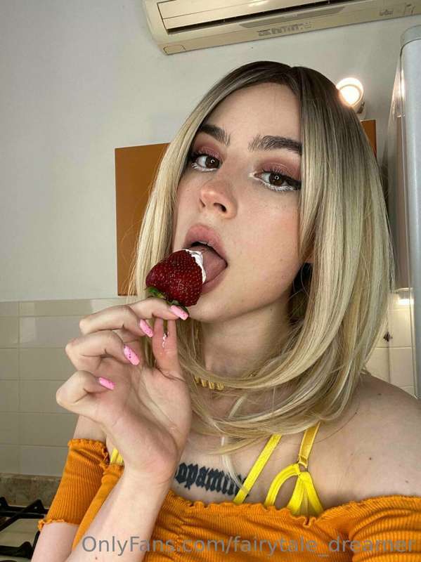 Really wanted to be in trend and try to eat strawberry in se..