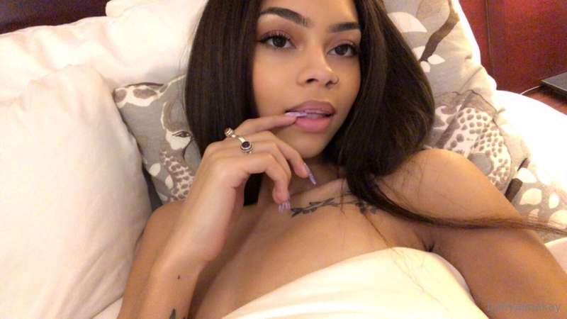 i’ll be live tonight @ 9pm pst 12am est 🤤