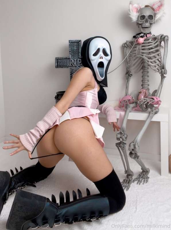 Do you like my Halloween costume?😏😂 3