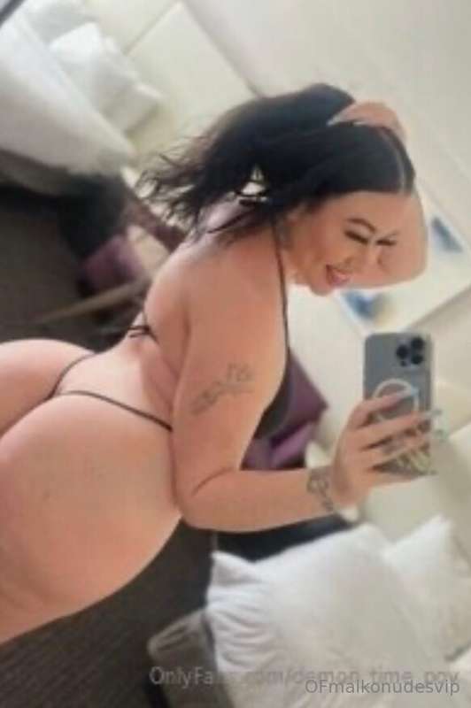 See this curvy baddie and her girlfriends get fucked by huge.. 6