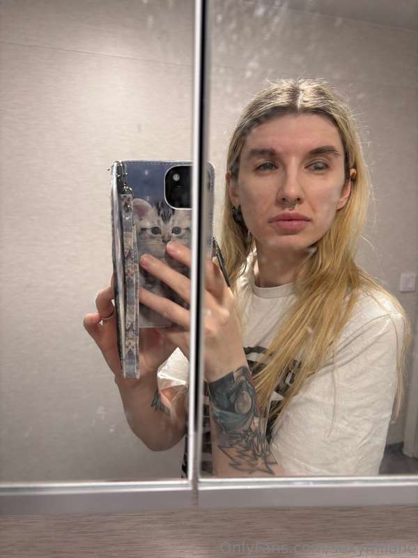 Sorry looking very dead after my lipfillers and my sleep hav.. 1