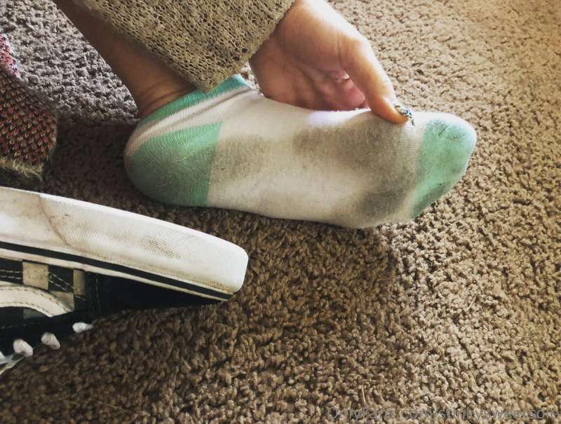 A sweaty sock dump for all you worn stinky sole lovers 😈 ima.. 9