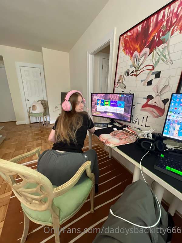 ngl when i play let the controller vibrate all on my pussy. .. 3