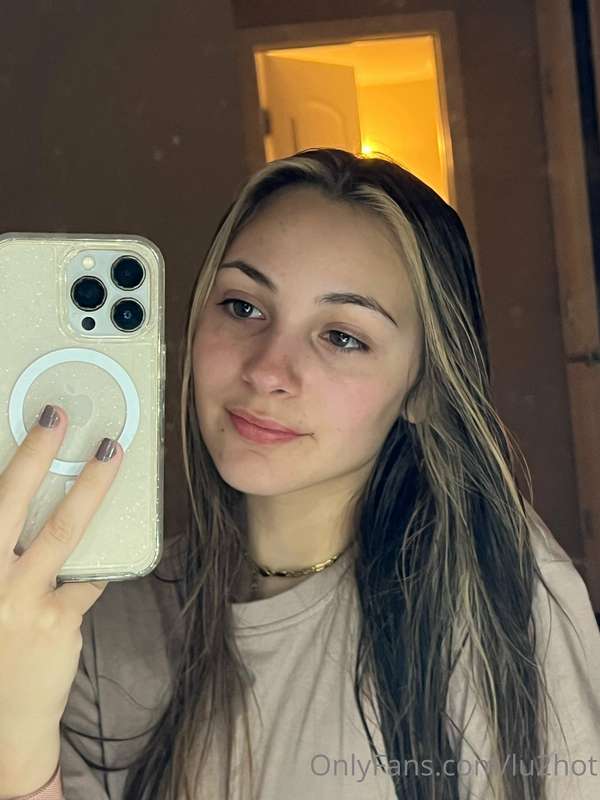 Does this mirror selfie make me look good? 🥰