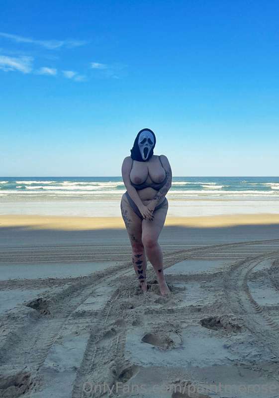Here for my Halloween beach special 😉 3