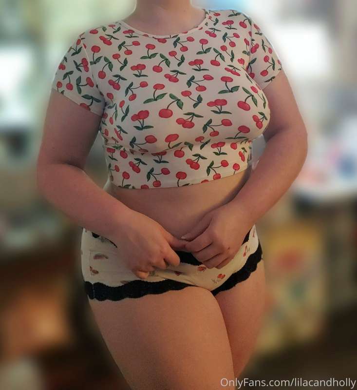 Lazy day lounging around the house 😇 Come play with me! 😘 1