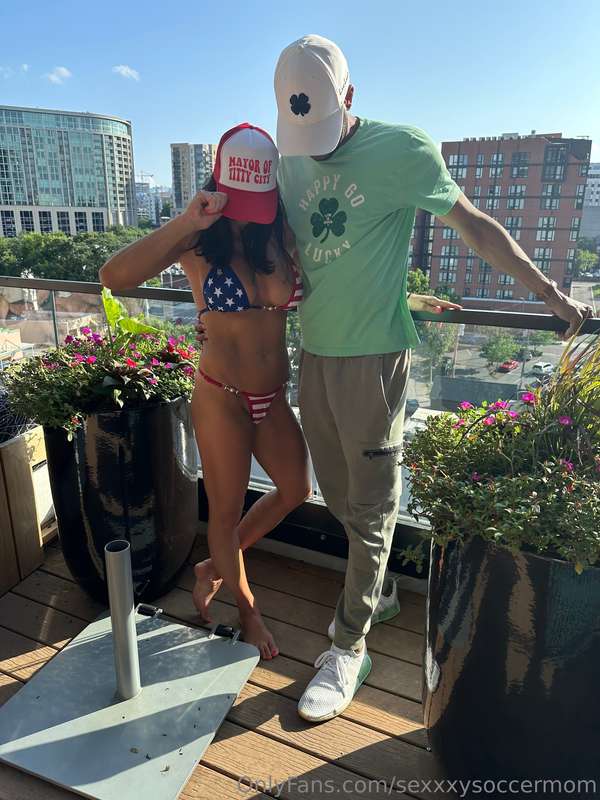 Guess who came to Nashville to join the fun. @thehotwifeking