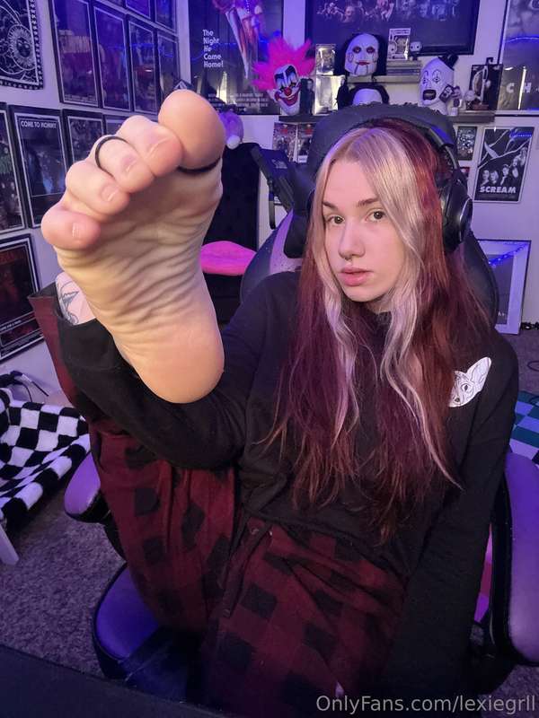 No makeup and I have natural nails rn 🥰 3