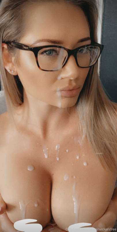 Goodnight! 😘 Check your DMs for a SUPER NAUGHTY SURPRISE! 💦💦..