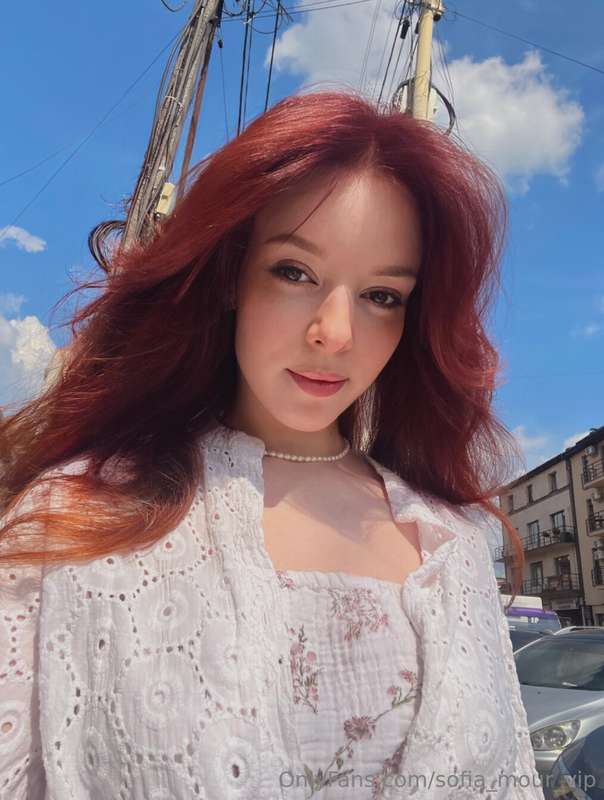 Do I look like a sweetie pie lady? 🍰😋 I think this look is j..
