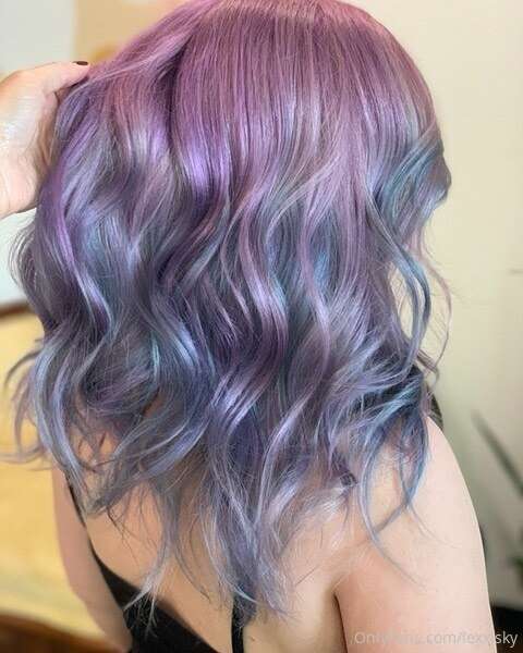 Just dyed my hair🧚‍♂️🧚‍♀️🦄🧜‍♀️💦🖤