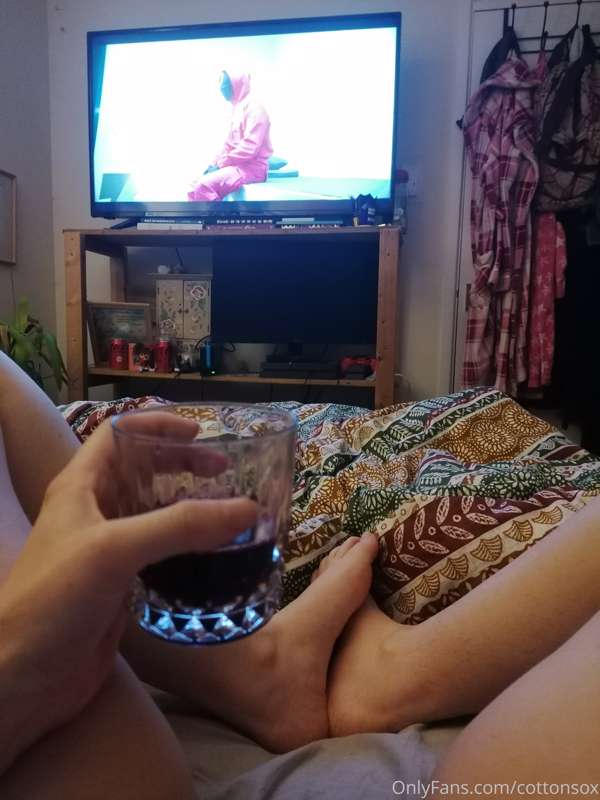 Wine on a Thursday. It's been that kind of week 🥴 

How's yo..