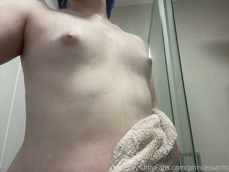 Suck my nipples it makes me horny 😈 7