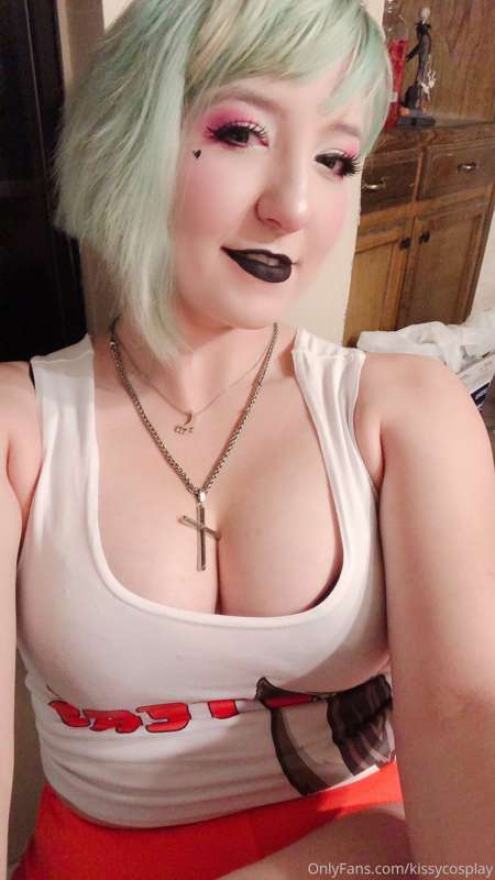 Alternative Hooters girl pics? 😊😈😁 tip me to encourage me to.. 2