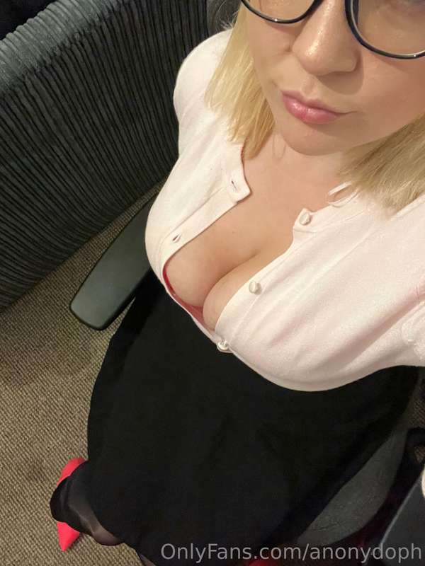 Pretty pink pout 😚 I wonder what else is pretty and pink?! 😉..