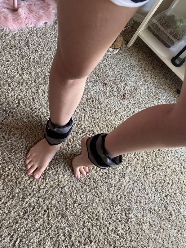 Feet pics in my ankle weights🥰 I thought the weights made me.. 1