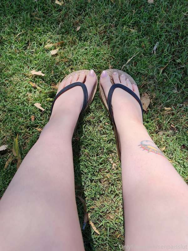 New flip flops bought for me by my slave 😍 thank you cutie ♡