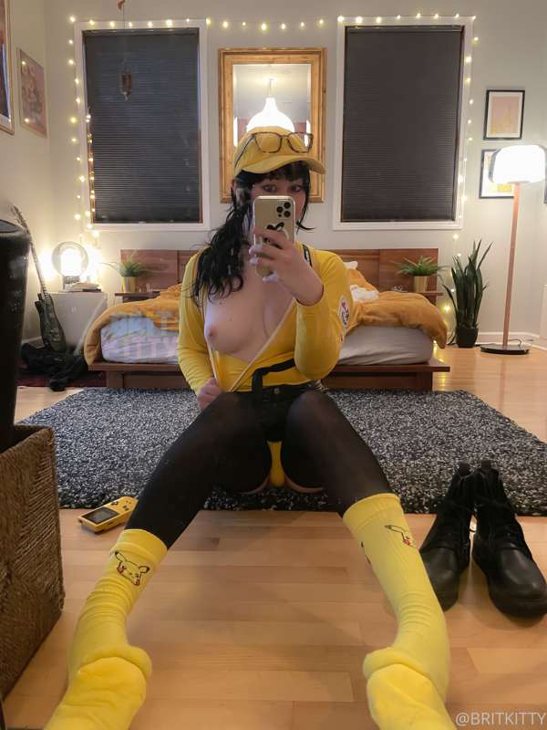 pika pikaaaa~!✨ 💛 here is the rest of my casual pikachu set🥰.. 4