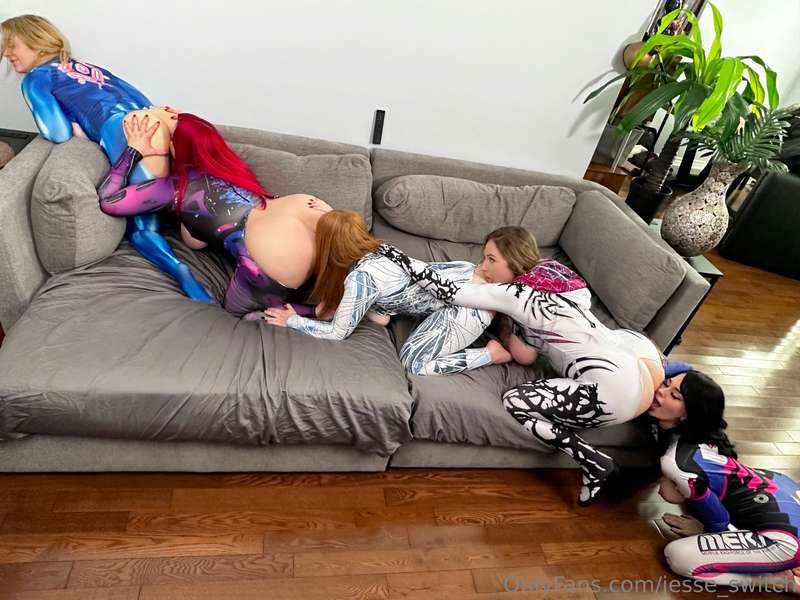 Pussy-pede 🐛 @alexxa_fire @ariasix @vanessalovellxxx @rixiap.. 3