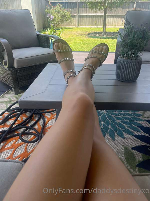 Ngl I think my legs are so sexy 
+toes 🤍 1