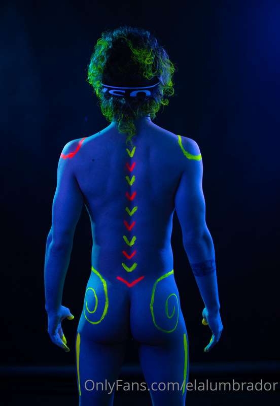 Photoshoot. body painting. neon lighting  model: @eduell 6