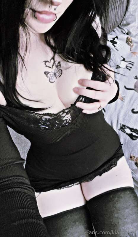 POV: you took ur hot goth gf on a date and she takes you hom..