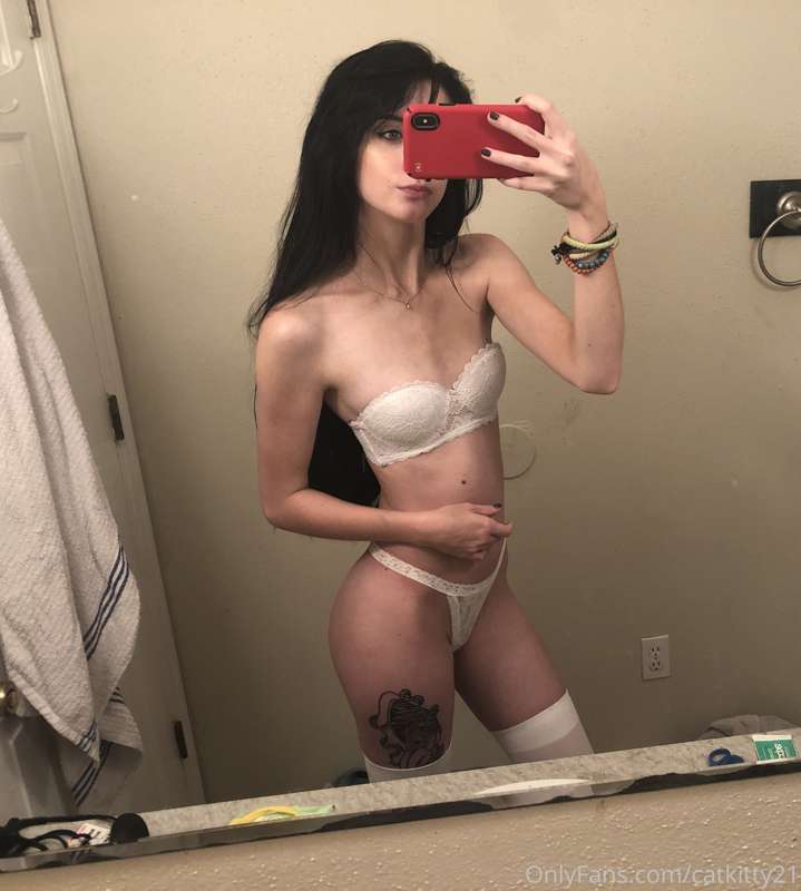 I need new white lingerie! I love how it looks 💕
