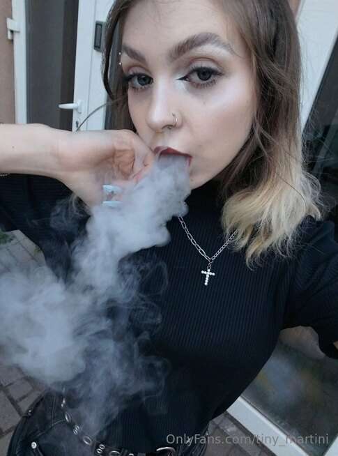 Do girls with bad habits turn you on more?😏