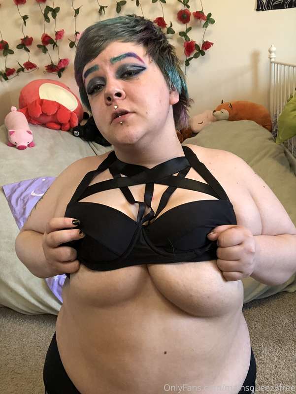 you want to see more nudes from me Daddy? 🤭💦