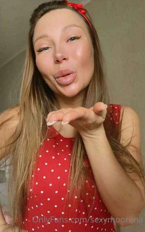 Hot russian milf @stacyru gonna make you shake with her lips..