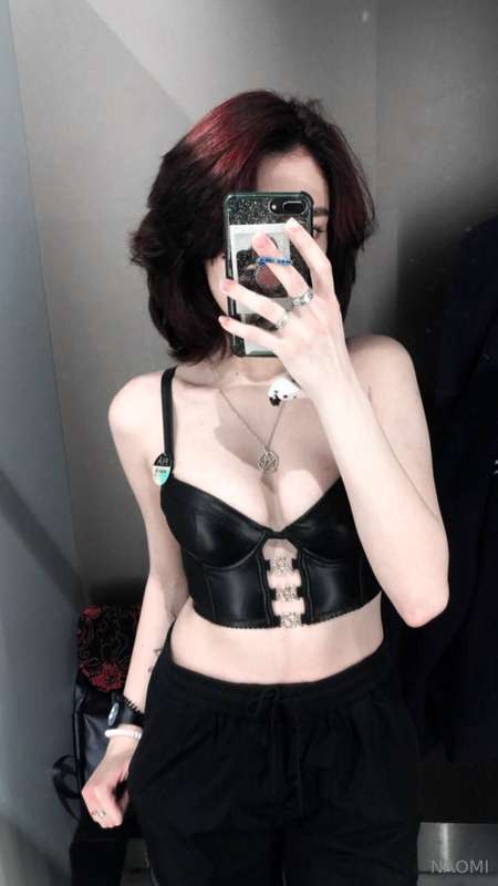 Do you like my new top?😈