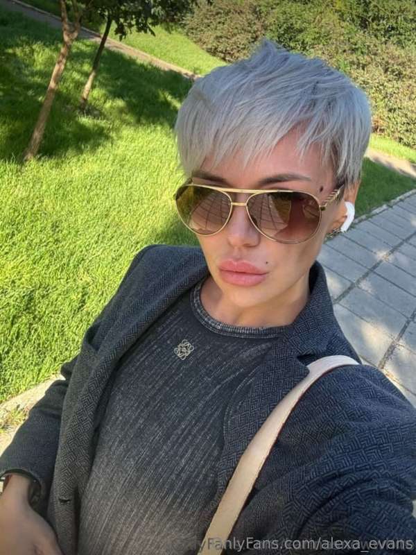 Hi! My friend @karinasnowwhite created her onlyfans today 🥰 ..