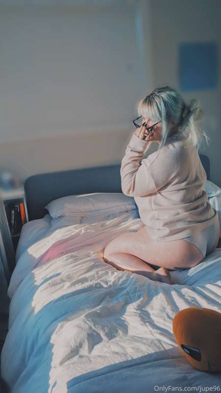 Goodmorning. Can someone come give me morning dick?🥺 5