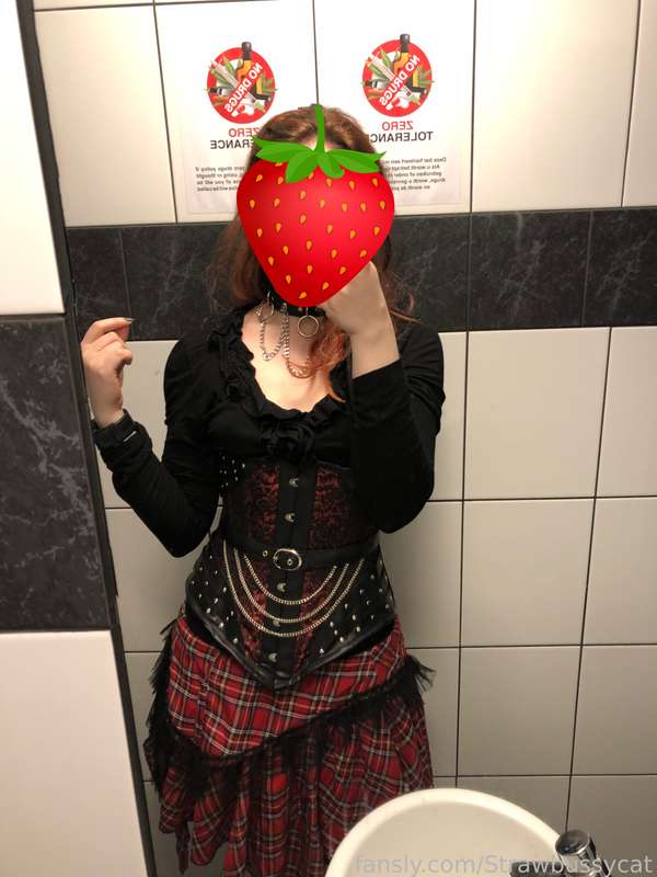 Strawbussycat - Fansly - 04 Nov, 2022
