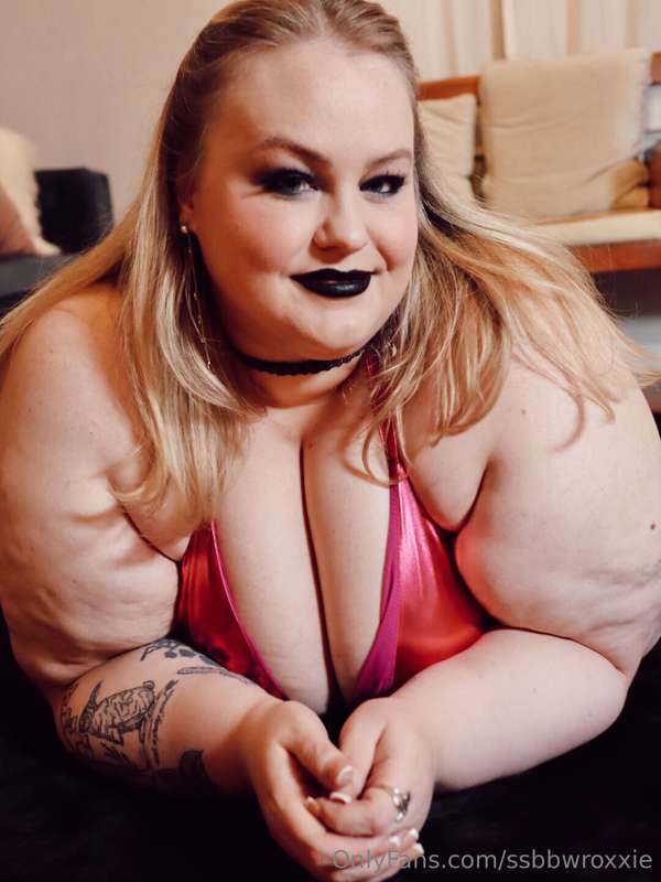 Obese Goth GF can’t get off the floor 🥵 1