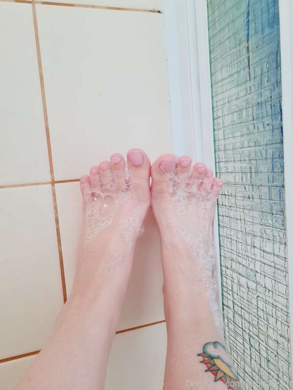 Nice and soapy feet just for you! I bet you'd love to see ho..