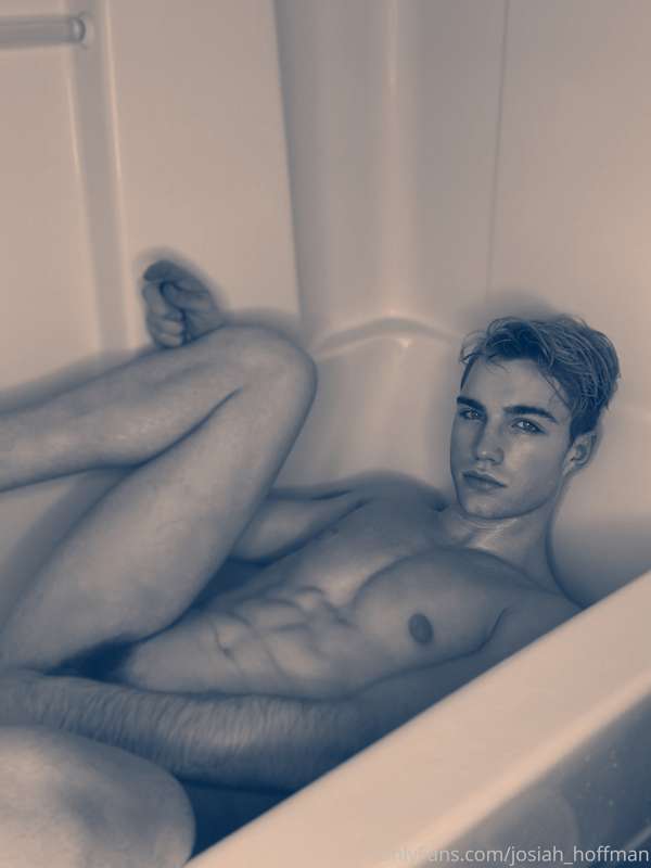 Tub time anyone? 😈💦 3