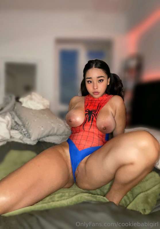 Shoot your web inside me?🤭
I oiled myself up, my tits, ass a.. 3