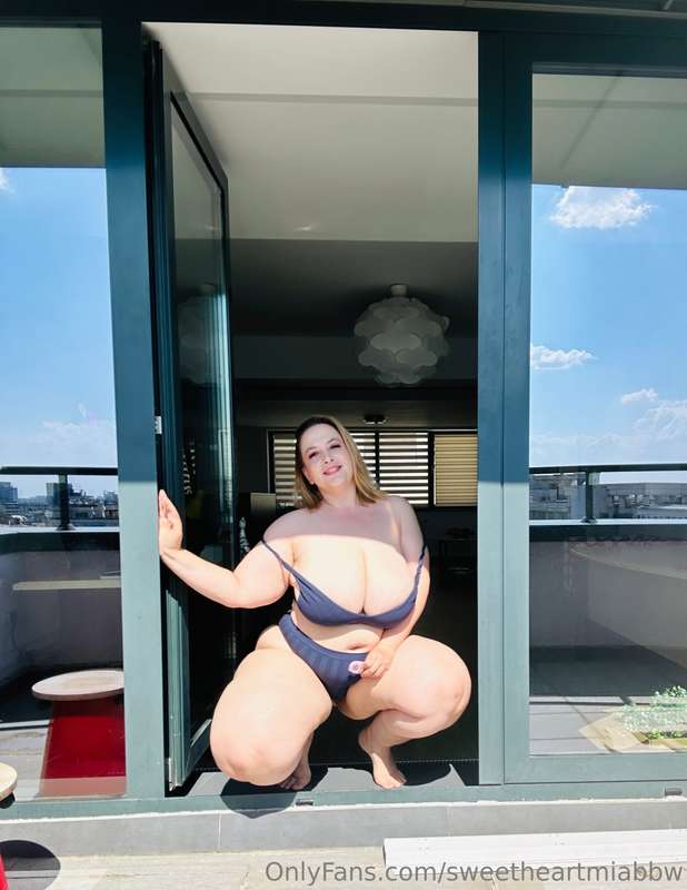 I guess the new neighbors need to see some skin too 🤣🤣🤣 2