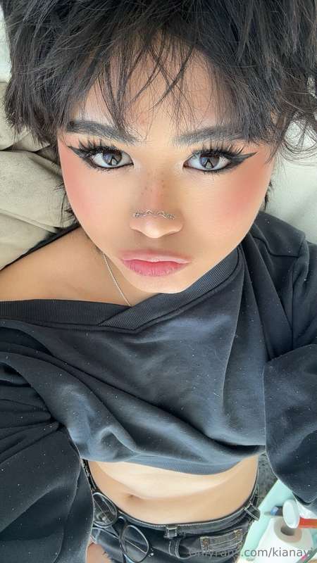just finished my makeup, do u like it? :] sometimes I wonder.. 4