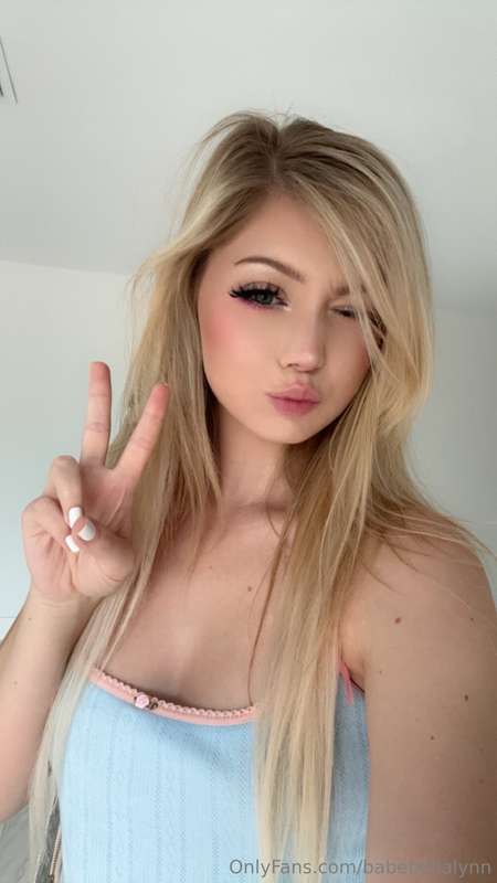 Sending you soft kisses to start your day 💋
