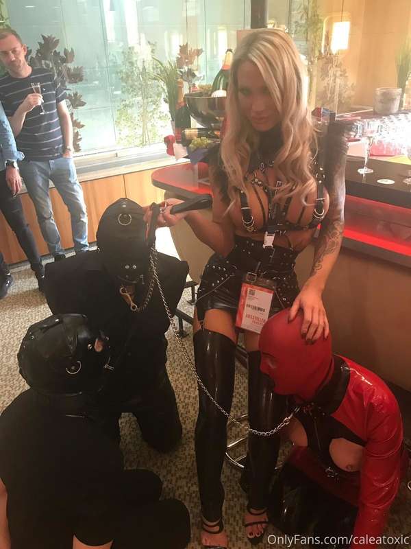 It seems that some slaves came from far away to kiss my heel..