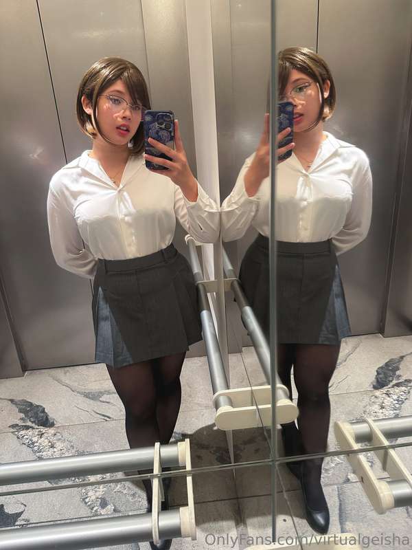 Would you hold the elevator door for me? 😉@thevirtualgeisha ..