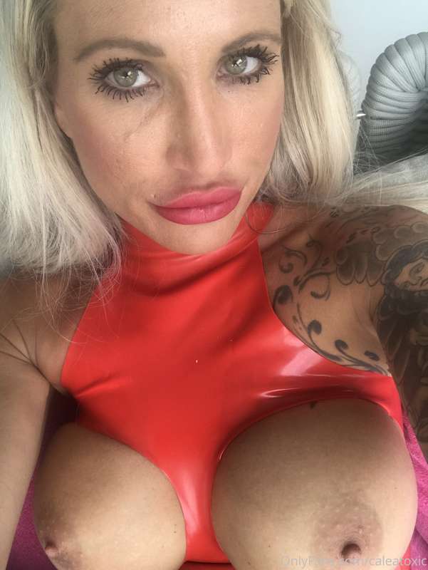 Humpday Motivation: Red Latex and Nude Tits 😉💋 3
