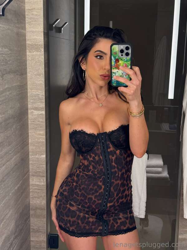 A quick selfie for you before a rough fuck with my hot date .. 1