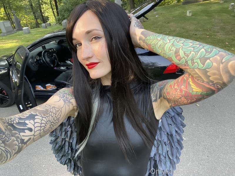 I did a super fun photoshoot in a cemetery today! I also wen.. 2