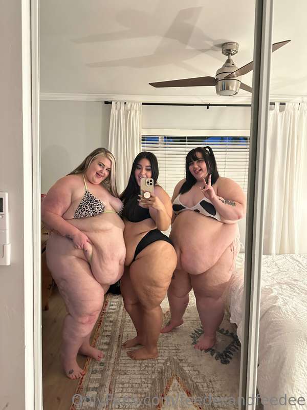 Over 1000lbs of woman and we barely fit in the mirror 🥵 bein.. 4